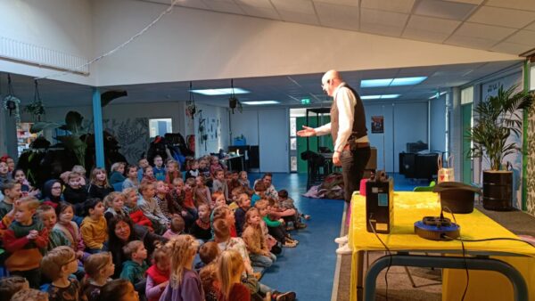 Ontdek de Magie van Meedoe Voorstellingen van de Schoolgoochelaar!